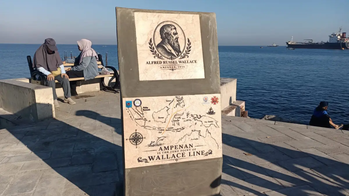 Tugu Alfred R Wallace di anjungan Ex Pelabuhan Ampenan kini menjadi  ikon baru kota tua ampenan. Tugu ini dibangun oleh Pokdarwis Kota Toea bersama komunitas sejarah LHSS.
