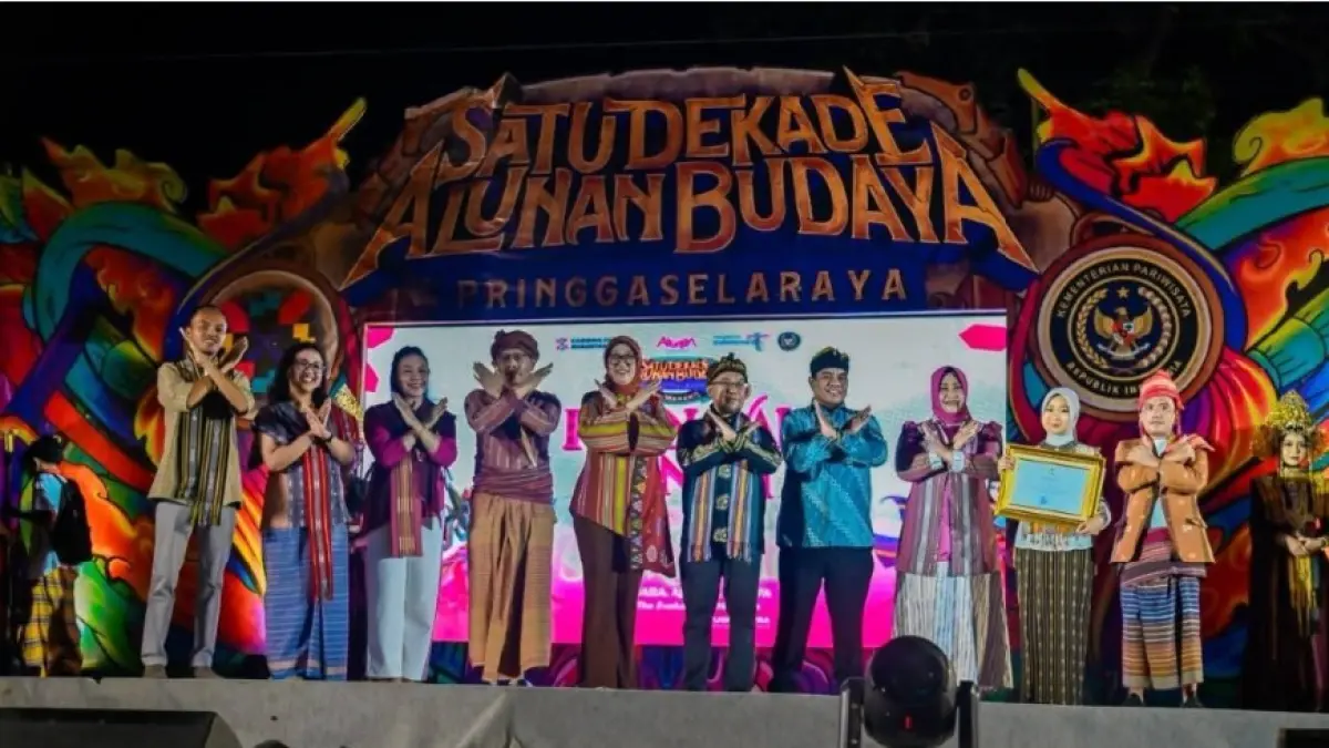 TENUN: Ketua Dekranasda NTB Bunda Sinta Agathia, Wabup Lotim Moh. Edwin Hadiwijaya, ketua Dekranasda Lotim, kepala Dinas Kebudayaan NTB Muhamad Ihwan saat menghadiri Karnaval Tenun Night Show Srimananti: The Evolution of Heritage (Suara, Rupa dan Aroma) di kawasan Tugu Mopra, Pringgasela, Sabtu (25/7) malam. (DISKOMINFOTIK NTB/LOMBOK POST)