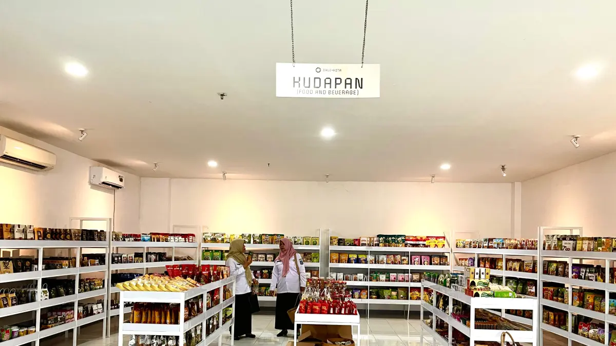 WADAH PEMASARAN: Produk khas UMKM NTB yang dipasarkan di etalase Bale KITA NTB, di Mataram. (FERIAL/LOMBOK POST)