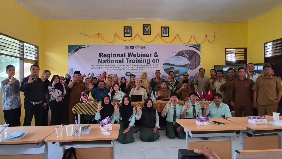 PELATIHAN: Pihak SEAMEO Biotrop foto bersama peserta GEMS  Regional Webinar and National Training bertajuk Geoparks as Living Laboratories: Integrating Biodiversity Education, Agrobiodiversity, and Sustainable Community Development in Southeast Asia di SMAN 1 Sembalun, Selasa (28/7).

