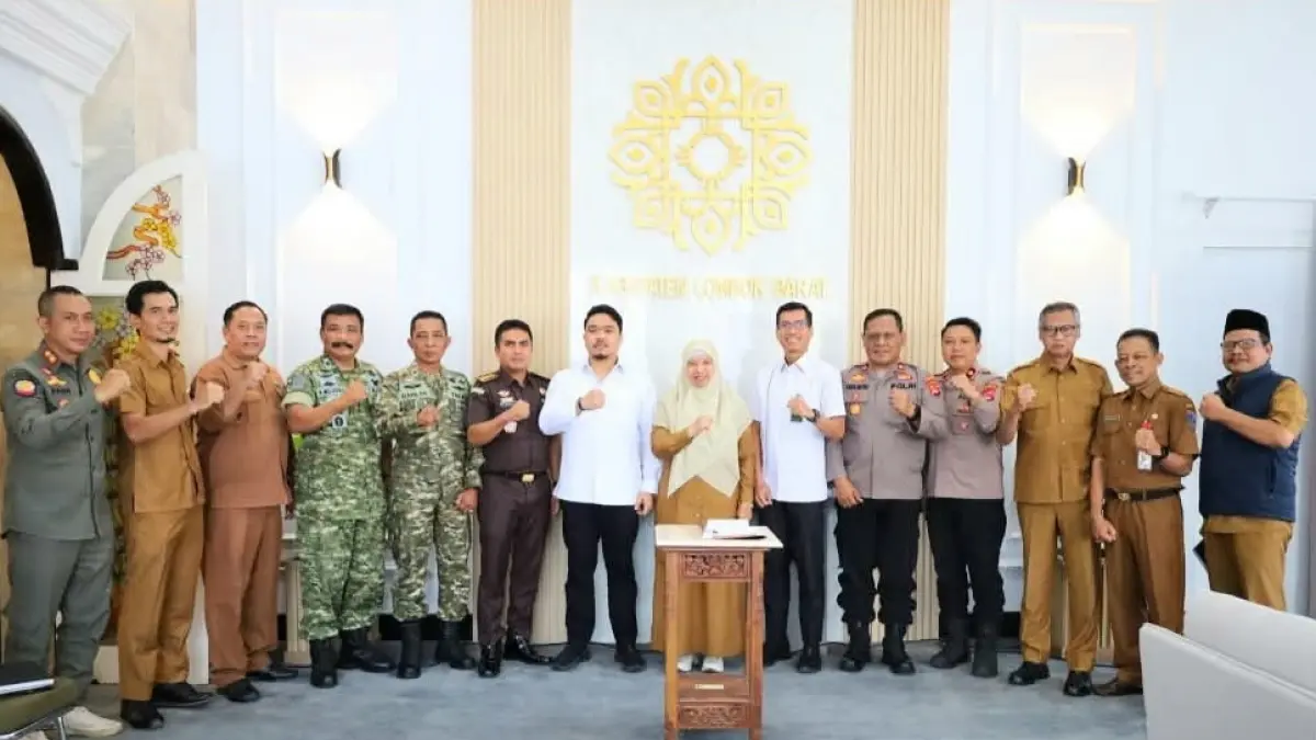 KOMITMEN BERSAMA: Wakil Bupati Lombok Barat Nurul Adha bersama Ketua DPRD Lalu Ivan Indaryadi serta unsur Forkopimda menandatangani kesepakatan bersama usai Rapat Koordinasi Pilkades Serentak 2026 di Kantor Bupati Lombok Barat, Senin (27/7).&nbsp;(Dok Prokopim Lobar)
