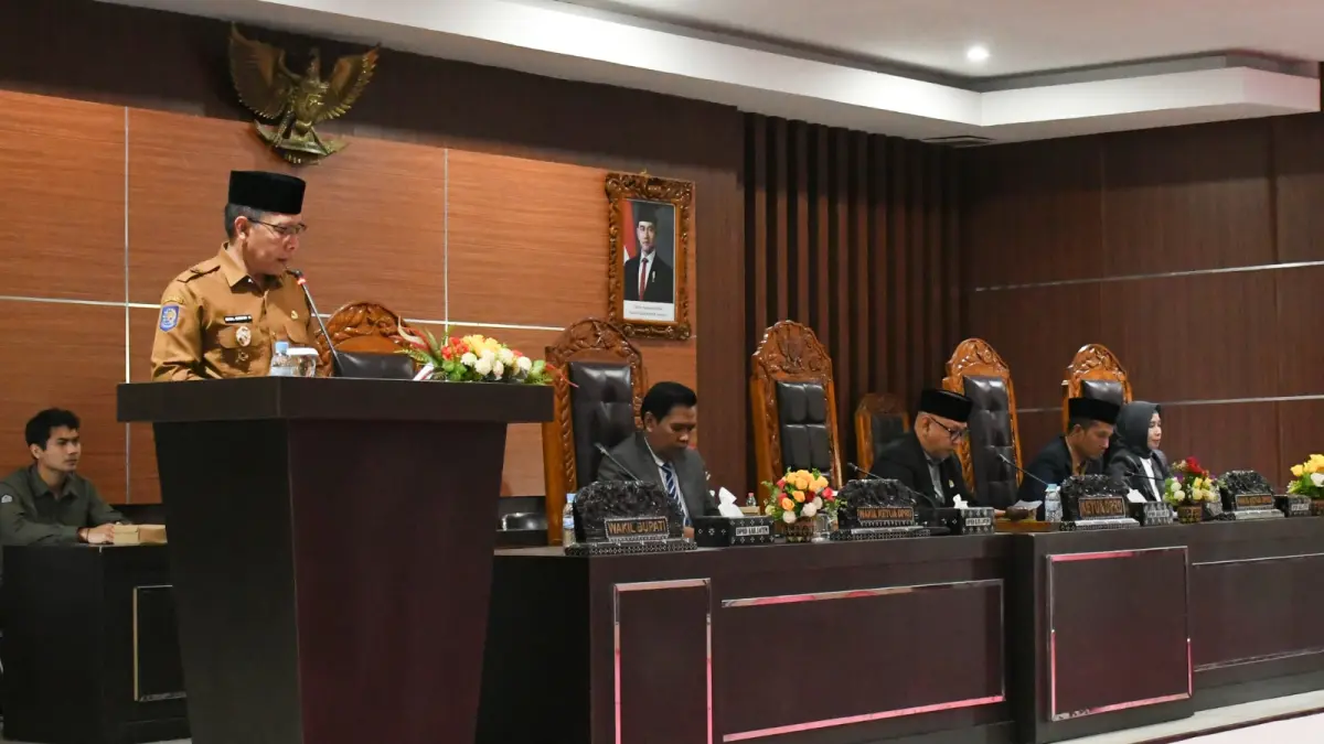 AJUKAN RAPERDA: Wakil Bupati Lombok Timur Moh Edwin Hadiwijaya saat menghadiri rapat paripurna pengajuan dua Rancangan Peraturan Daerah
