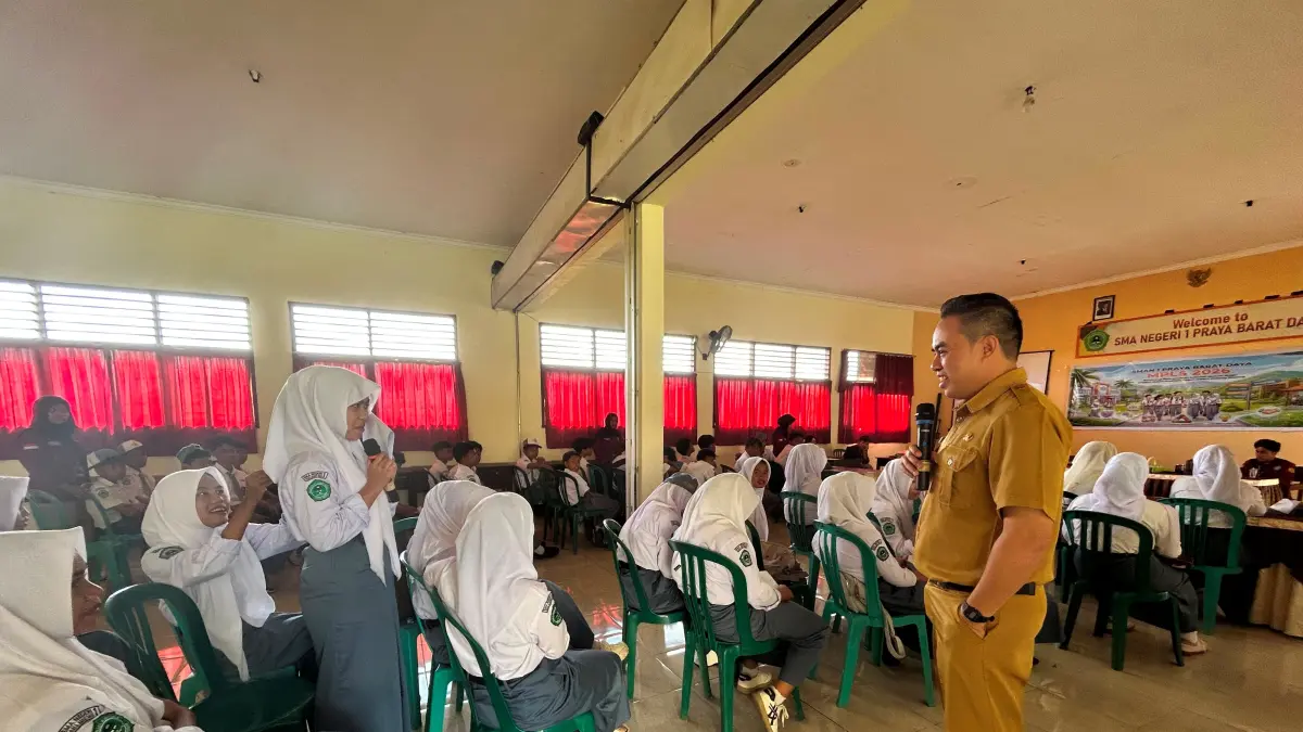 BENTENGI SISWA: Kepala Bidang PIKP Diskominfo Loteng Iswandy Khairy Ramen mengingatkan para siswa untuk melawan judol dan pinjol ilegal di SMAN 1 Praya Barat Daya, Loteng, Senin (27/7).