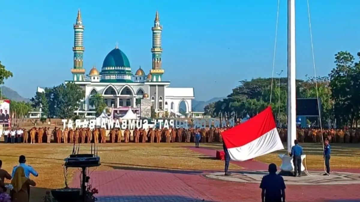Bupati KSB Amar Nurmansyah mengumumkan program beasiswa mahasiswa saat memimpin upacara bendera di lapangan Graha Fitrah, KSB, Senin (27/7).