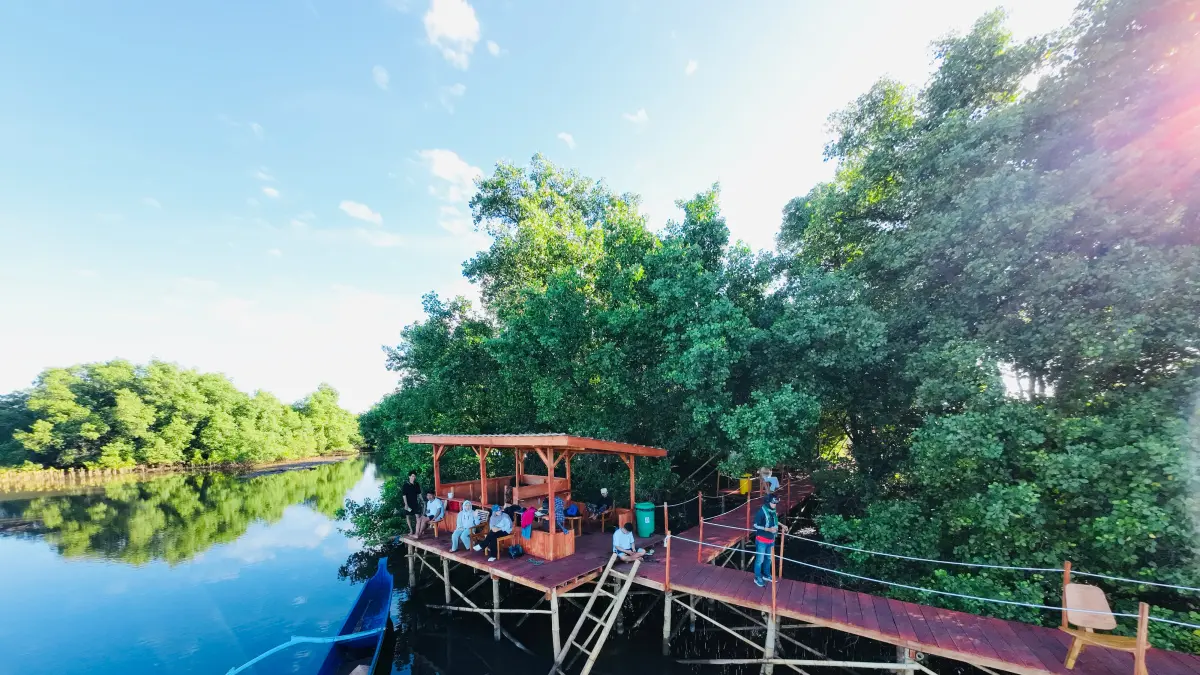 EKOWISATA MANGROVE: Sejumlah pengujung sedang menikmati suasana di Ekowisata Mangrove Sugian