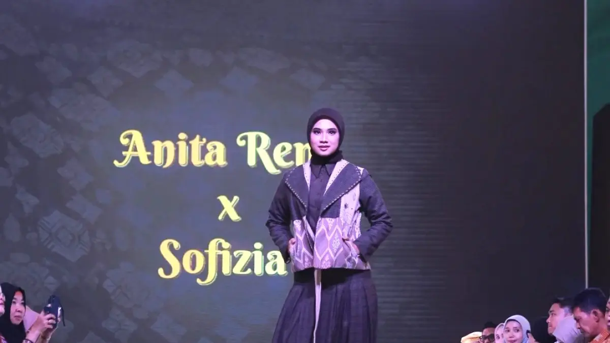 FESYEN SHOW: Busana buatan Rumah Jahit Sofizia yang tampil dalam ajang fesyen show Karya Kreatif Nusa Tenggara Barat (KKNTB) di Lombok Epicentrum Mall, tahun lalu.( IST/LOMBOK POST)

