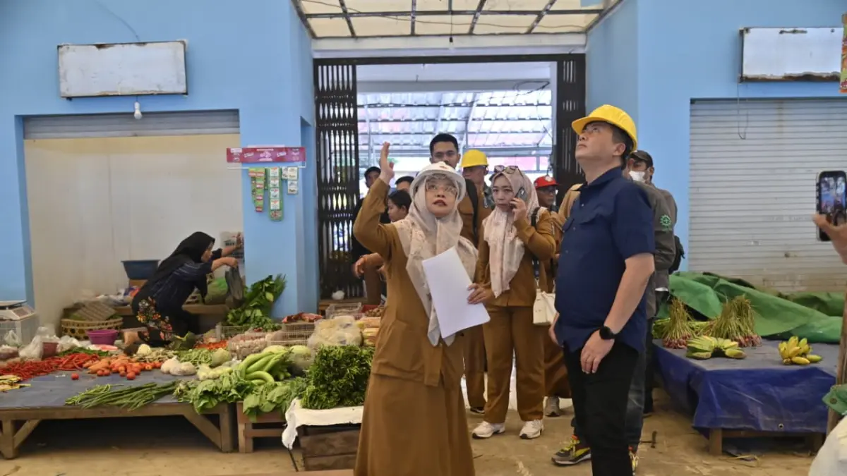 Gubernur NTB Lalu Muhamad Iqbal meninjau progres revitalisasi Pasar Rakyat Kuta Mandalika, Kabupaten Lombok Tengah, Senin (27/7). (IST/LOMBOK POST)