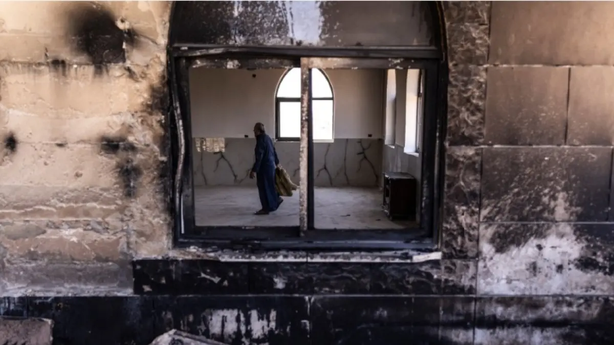 HANCUR: Seorang pria Palestina memeriksa Masjid al-Nasr yang sebagian terbakar setelah serangan militer Israel di kota tua Nablus, di Tepi Barat beberapa waktu lalu. (JAAFAR ASHTIYEH / AFP)