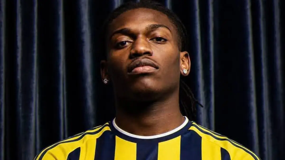 ILUSTRASI: Rafael Leao, pemain AC Milan dalam balutan jersey Fenerbahce. (Istimewa) 