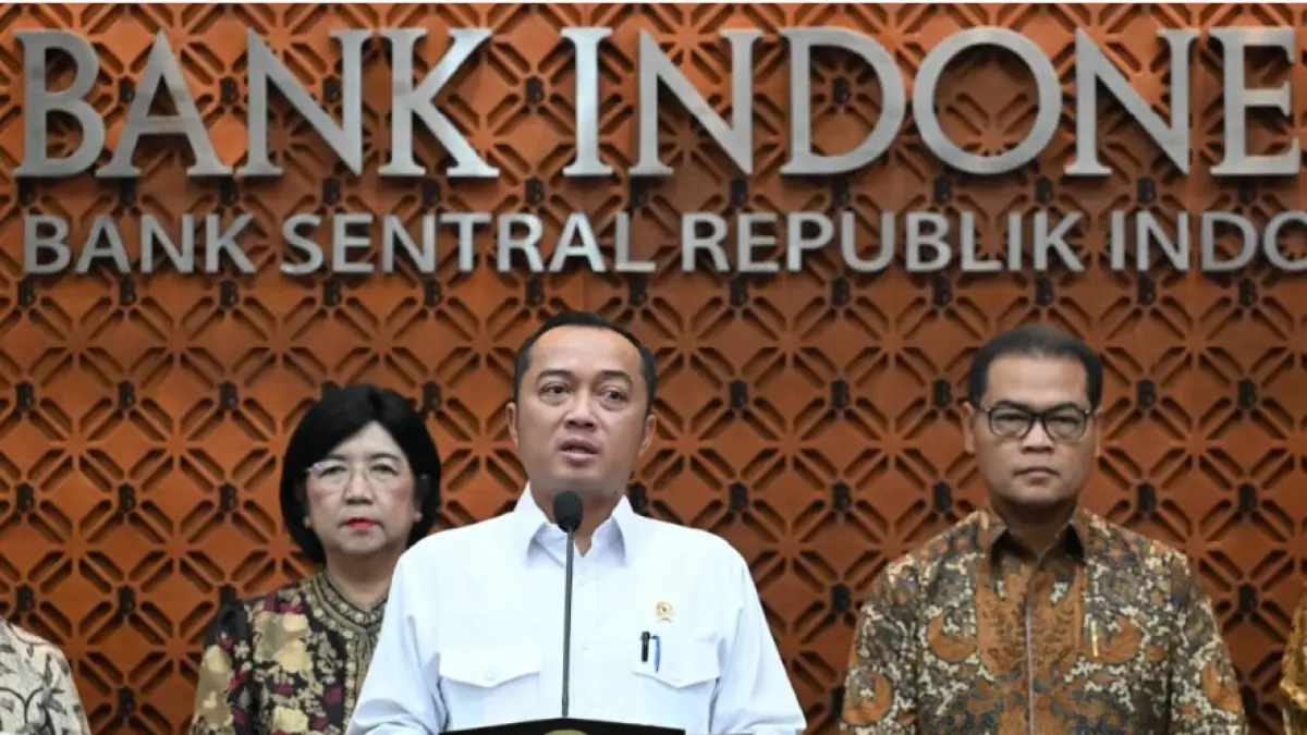 JELASKAN: Mensesneg Prasetyo Hadi menyampaikan keterangan pers terkait pengunduran diri Gubernur Perry Warjiyo di Gedung Bank Indonesia, Jakarta, Senin (27) Juli 2026. (BPMI SETPRES/KRIS)