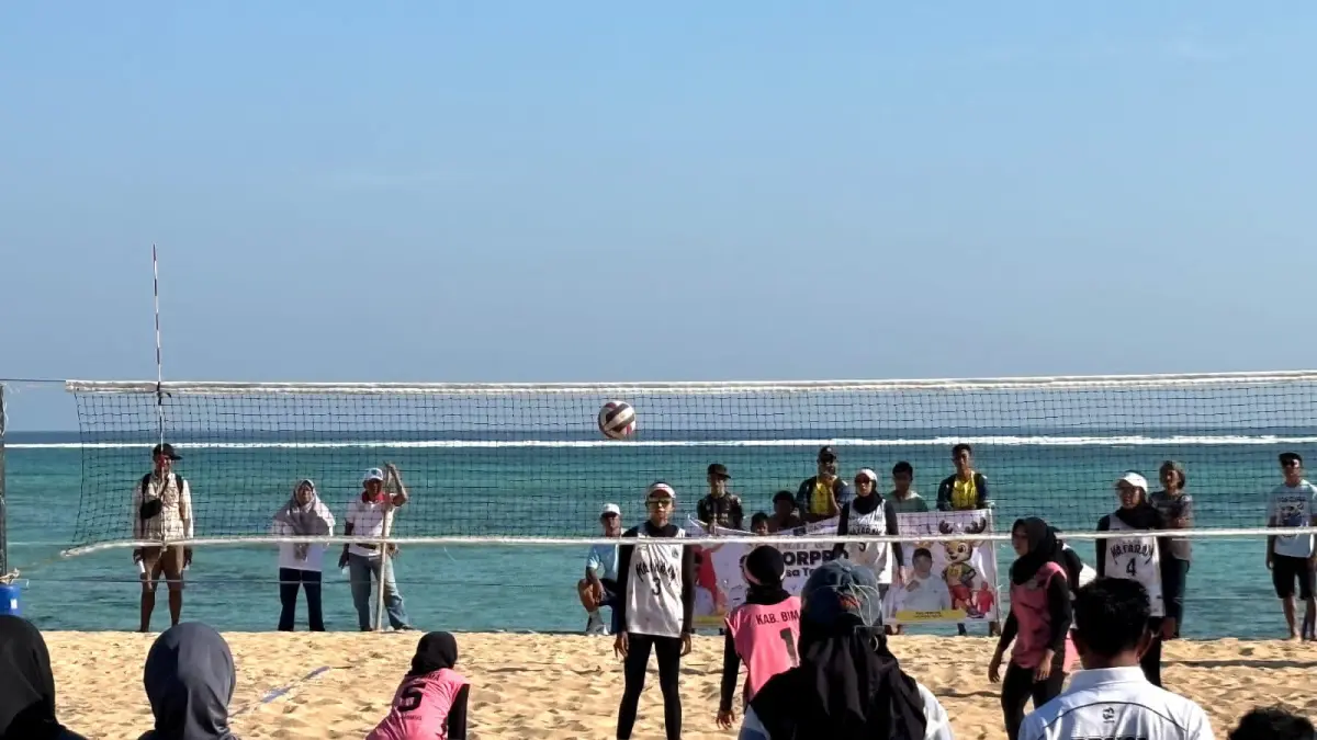 Kemeriahan suasana perlombaan bola voli di pesisir Pantai Kuta The Mandalika, Desa Kuta, Pujut, Loteng, pekan lalu.