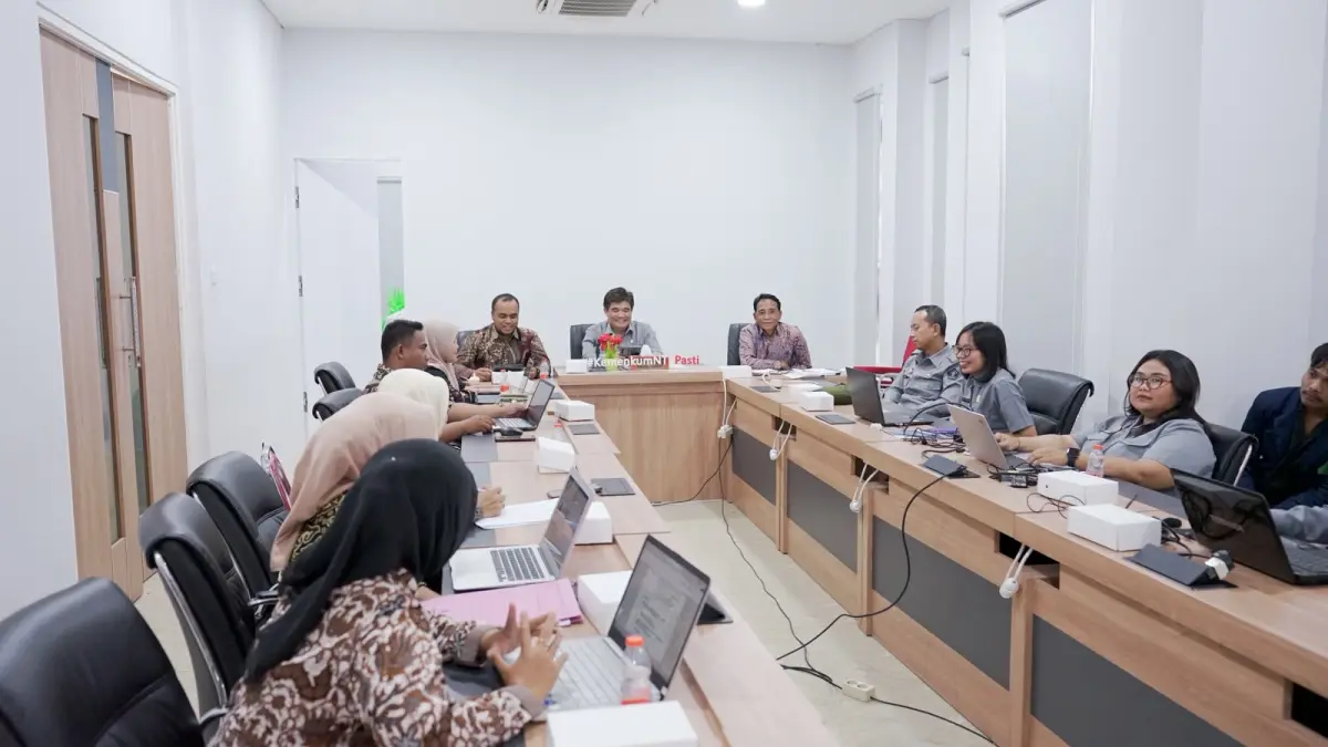 Kepala Divisi Peraturan Perundang-undangan dan Pembinaan Hukum Kanwil Kemenkum NTB memimpin rapat harmonisasi tiga Raperbup Kabupaten Sumbawa Barat di Mataram.