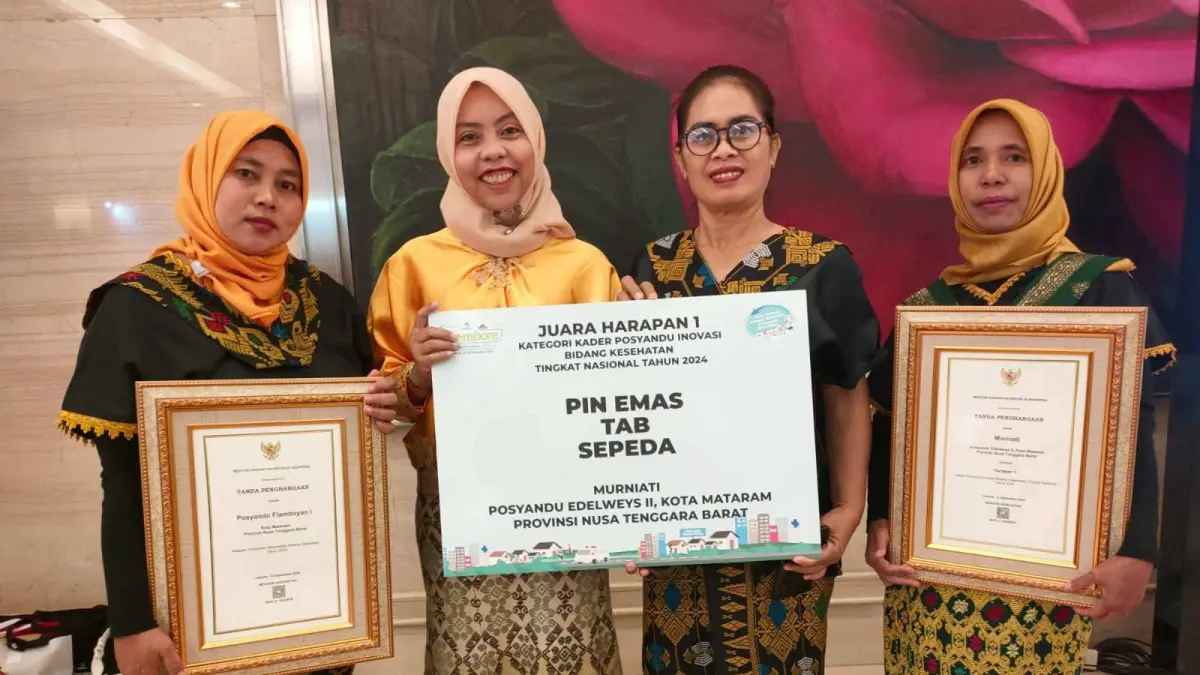 Murniati kader dari Posyandu Dasan Cermen (paling kanan) berhasil meraih penghargaan dalam Penganugerahan Apresiasi Kader dan Posyandu Berprestasi Bidang Kesehatan Tingkat Nasional.
 