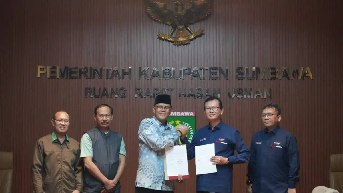 MELANGKAH PASTI: Bupati Sumbawa Syarafuddin Jarot (tengah) bersama Direktur Operasional Bisnis II PT Berdikari I Putu Yustika (dua dari kanan), memperlihatkan dokumen MoU kerja sama pengembangan Proyek HAT, di ruang rapat H Hasan Usman Kantor Bupati Sumbawa, Kamis (23/7). (KOMINFOTIKSANDI SUMBAWA FOR LOMBOK POST)