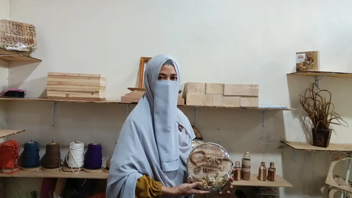 OLEH-OLEH: Owner Gemala Crafts Faradian Agustin menunjukkan produk unik buatannya yang kini jadi oleh-oleh mejeng di etalase Bandara Sultan Muhammad Kaharuddin III Sumbawa.( IST/LOMBOK POST)

