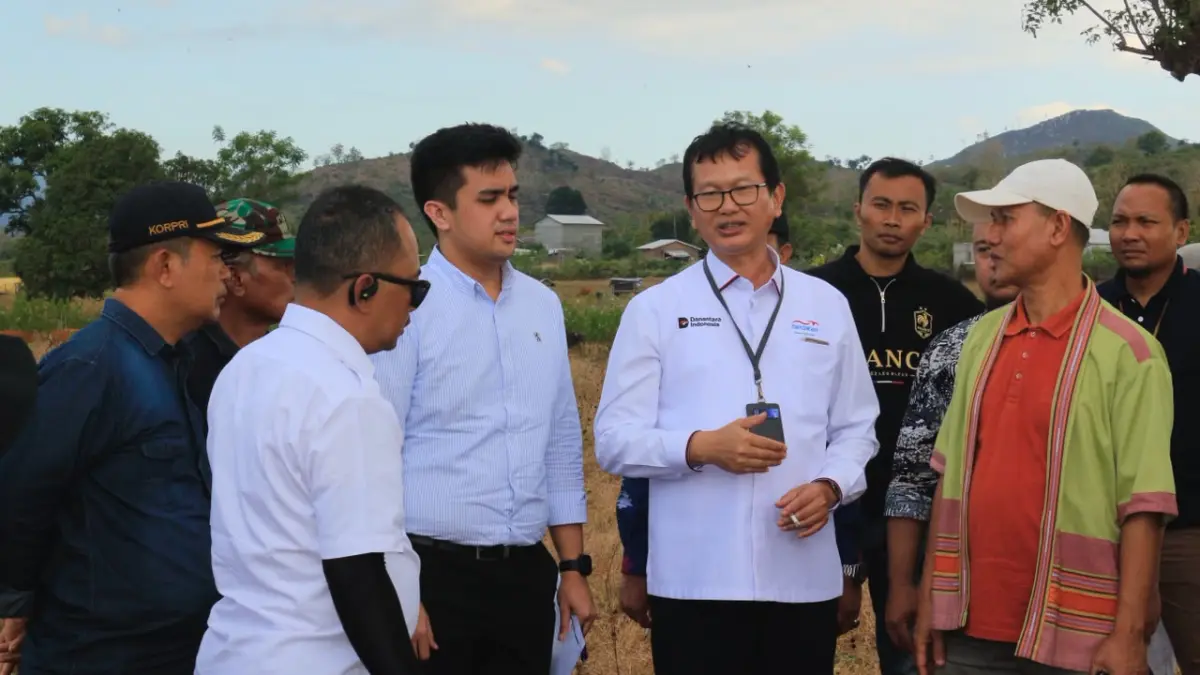 LIHAT KONDISI: Kepala Disnakkeswan NTB Muhamad Riadi (dua dari kanan), mendampingi Direktur Operasional Bisnis II PT Berdikari I Putu Yustika (tengah), saat meninjau lokasi lahan proyek HAT di Kecamatan Madapangga, Bima, Jumat (24/7). (DISNAKKESWAN NTB FOR LOMBOK POST).