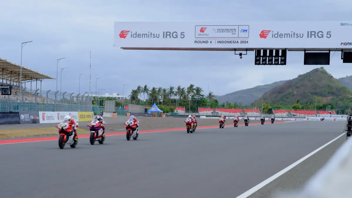 Para pembalap adu kecepatan di ajang Asia Road Racing Championship di Sirkuit Internasional Mandalika, tahun lalu. 