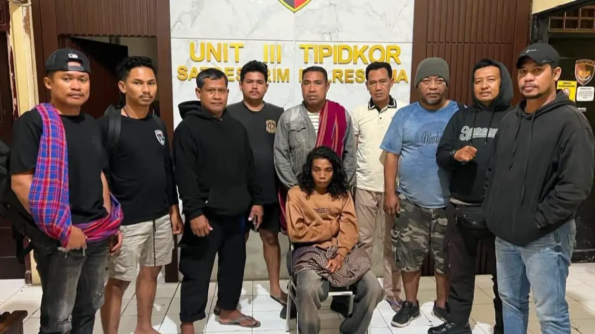 Pelaku SD diamankan di Polres Bima setelah menyerahkan diri, dinihari Senin (27/7).