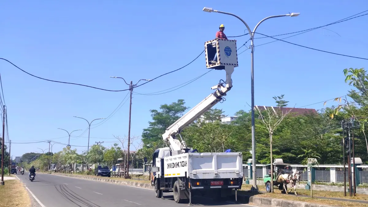 Sebuah truk hidrolik milik Dishub Loteng saat memperbaiki kabel yang melintang di atas tiang PJU, beberapa waktu lalu.