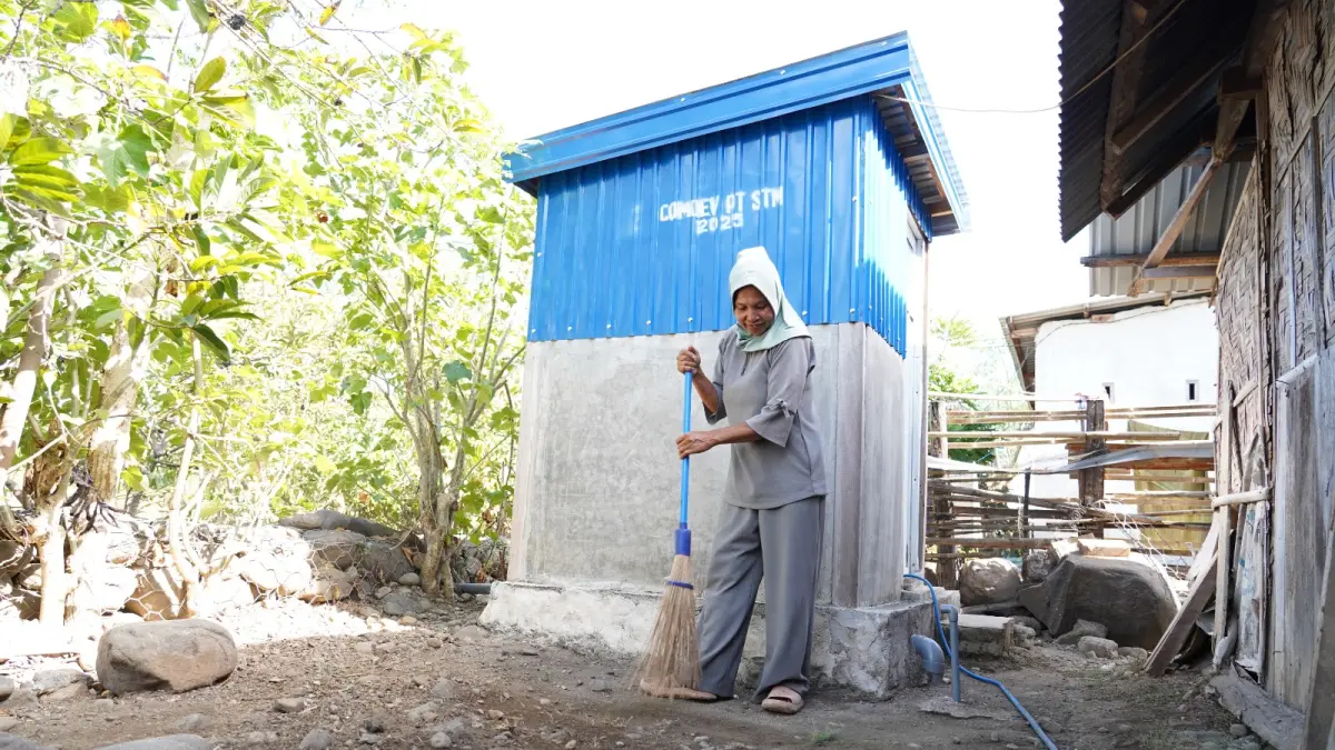 Seorang warga sedang menyapu di sekitar salah satu Program Jamban Keluarga di Kecamatan Hu’u, Kabupaten Dompu, beberapa hari lalu.