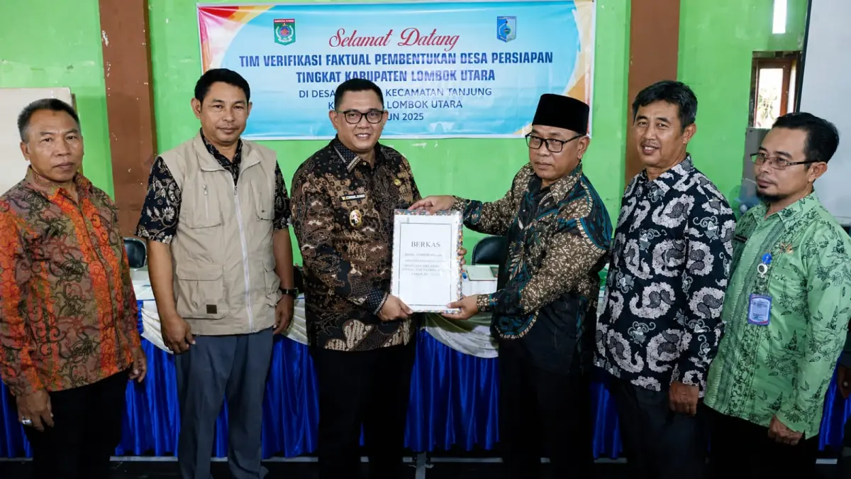 SIAP MEKAR: Wakil Bupati KLU Kusmalahadi Syamsuri (tiga dari kiri), menyerahkan hasil verifikasi desa persiapan, beberapa waktu lalu.