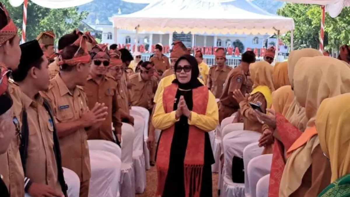 Wabup KSB Hanipah membuka pekan kebudayaan daerah 2026 di halaman depan Masjid Agung, Taliwang, Senin (27/7).&nbsp;