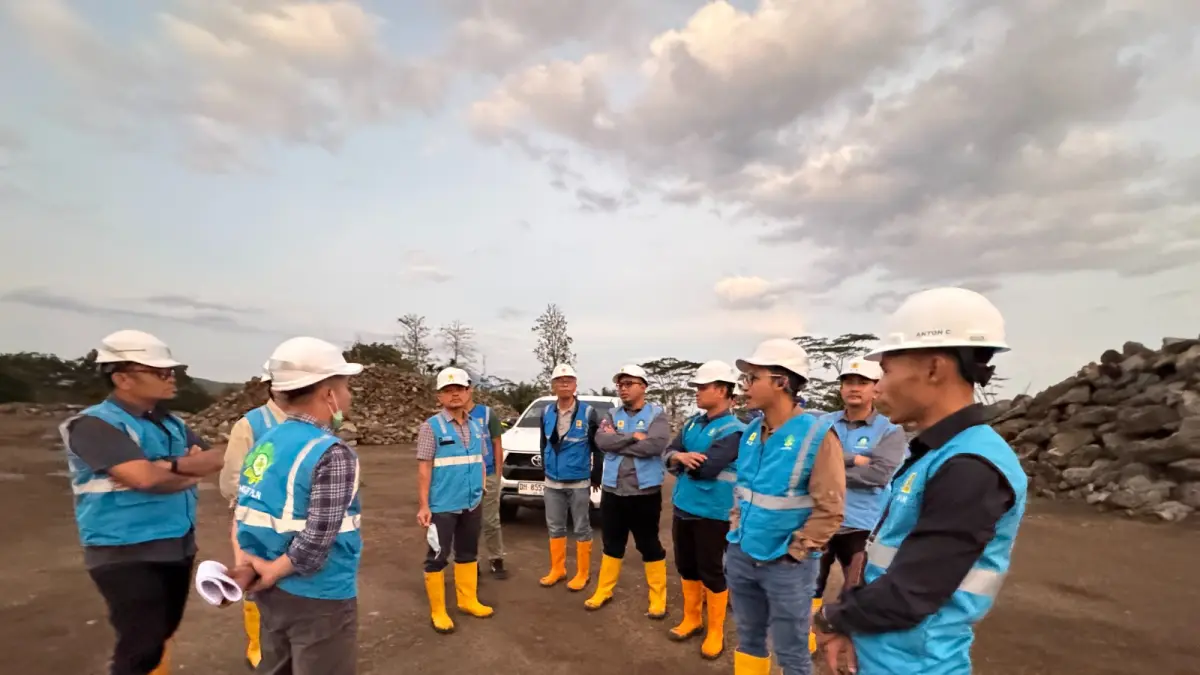 General Manager PLN UIP Nusra RDW. Manurung bersama Vice President Panas Bumi PLN Maternikus Tigor Marolop Situmorang, beserta jajaran manajemen dan tim proyek, melakukan briefing di area laydown sebagai bagian dari kunjungan kerja ke PLTP Mataloko.