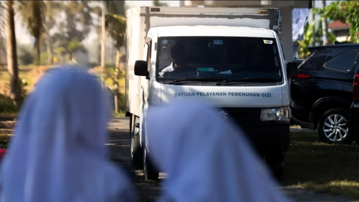 ANTAR KE TUJUAN: Distribusi MBG menggunakan kendaraan operasional, menuju sekolah-sekolah penerima manfaat.  (IVAN/LOMBOK POST)