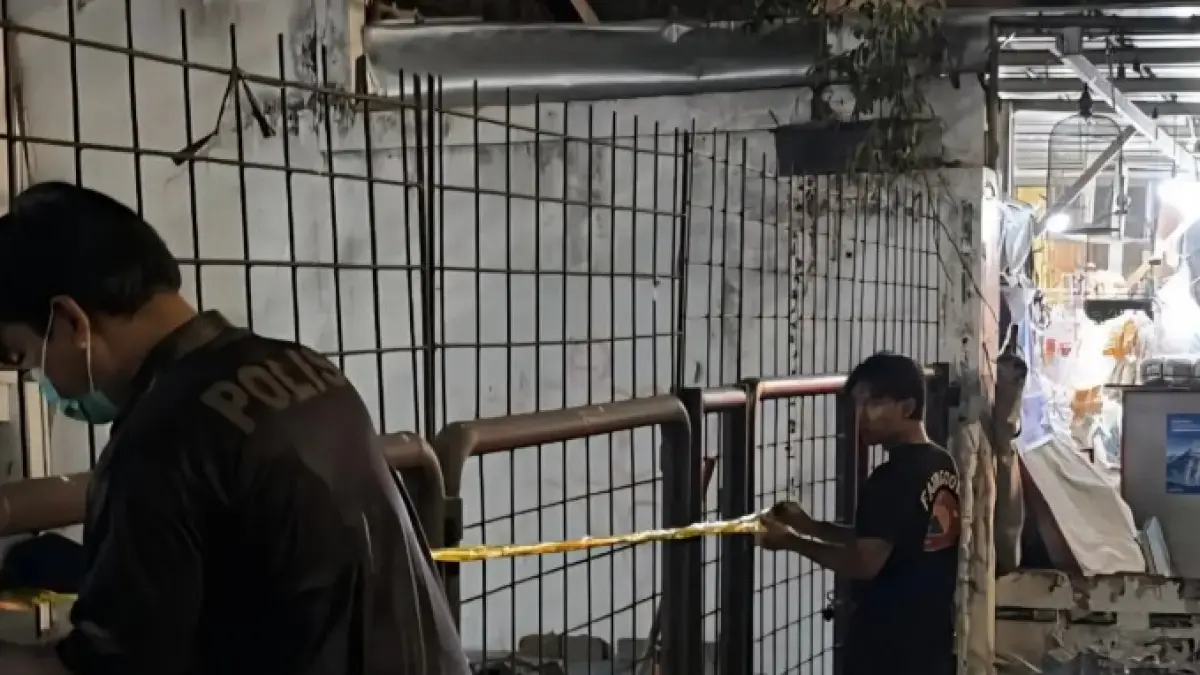 Aparat kepolisian memasang garis polisi di Klinik Mordent, tempat diduga ditemukannya Sutrimo, penjaga rumah mantan Jampidsus Febrie Adriansyah, Kebayoran Baru, Jakarta Selatan, Minggu malam (26/7). (Muhamad Ridwan/JawaPos.com)