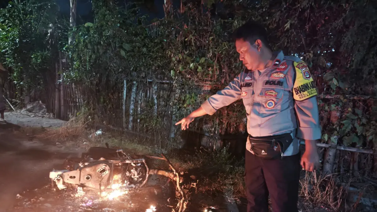 BAKAR: Kondisi sepeda motor milik terduga pelaku perselingkuhan yang dibakar oleh masa. 