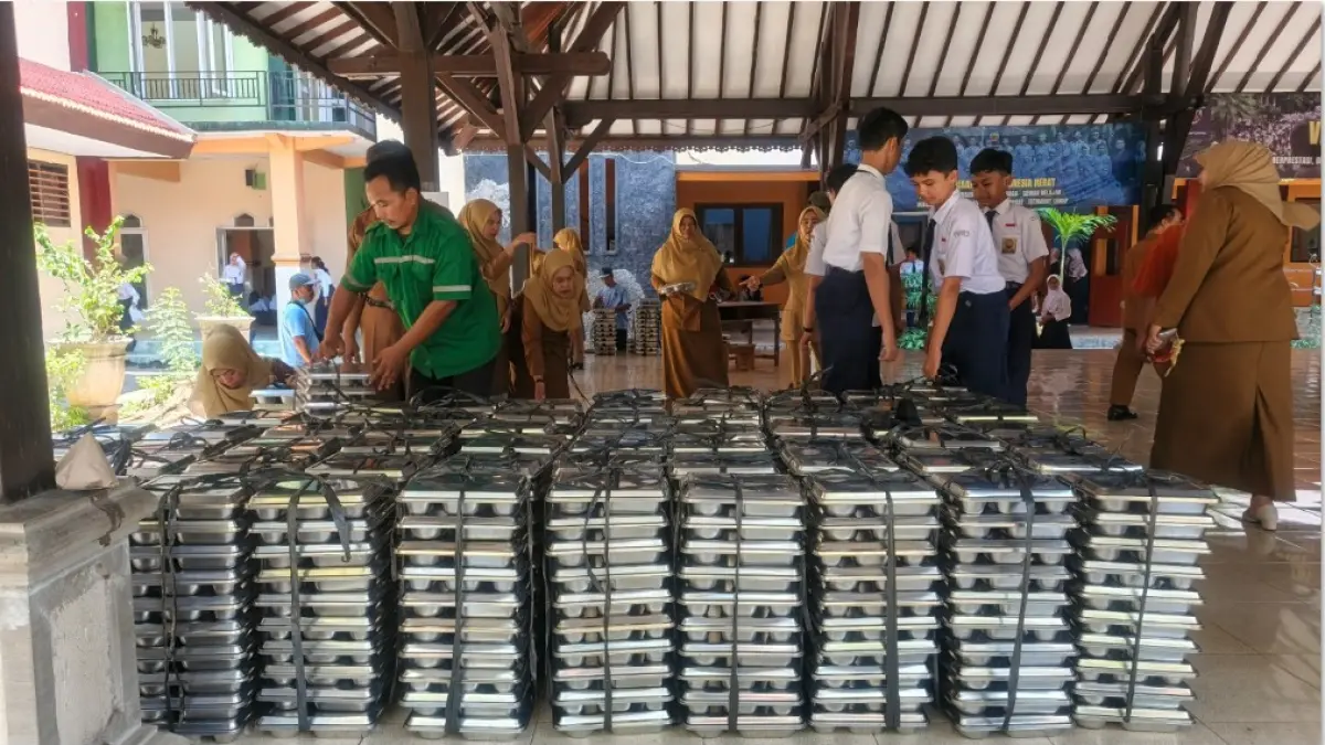 BERDASARKAN EVALUASI: Pendistribusian MBG di SMPN 1 Banyuwangi, Jawa Timur, beberapa waktu lalu. MBG akan dimulai lagi di sekolah tersebut Senin (3/8) pekan depan. (KSATRIA RAYA/RADAR BANYUWANGI GRUP JAWA POS)