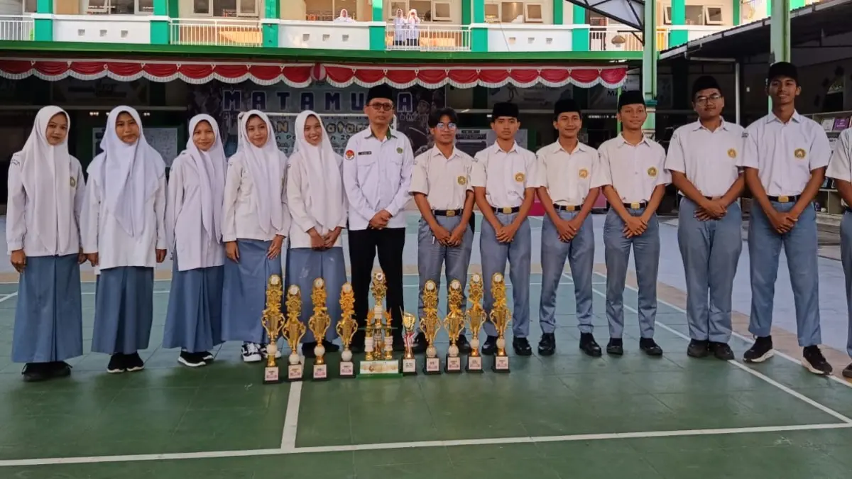 BERPRESTASI: Kepala MAN 1 Mataram Lalu Syauki (enam dari kiri) foto bersama tim PMR yang menyabet juara umum GELORA 2026 di halaman madrasah setempat, Senin (27/7).