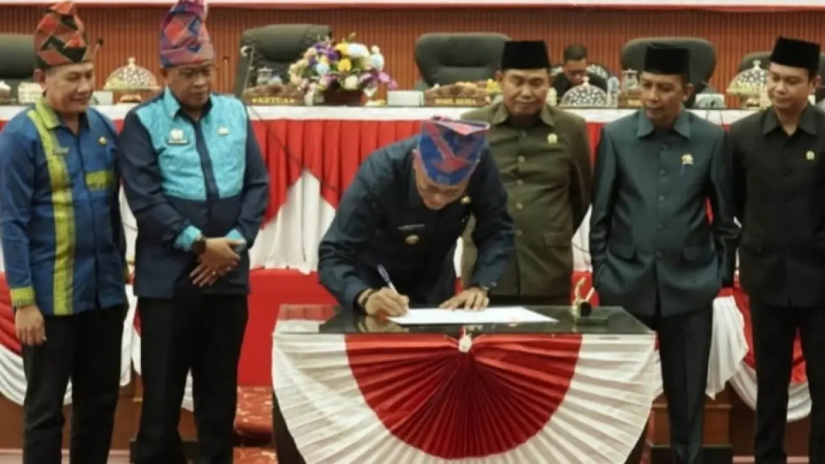 Bupati Sumbawa Syarafuddin Jarot saat menandatangani berita acara penyerahan Ranperda pertanggungjawaban pelaksanaan APBD 2025 rapat paripurna yang digelar di DPRD Kabupaten Sumbawa, beberapa hari lalu.