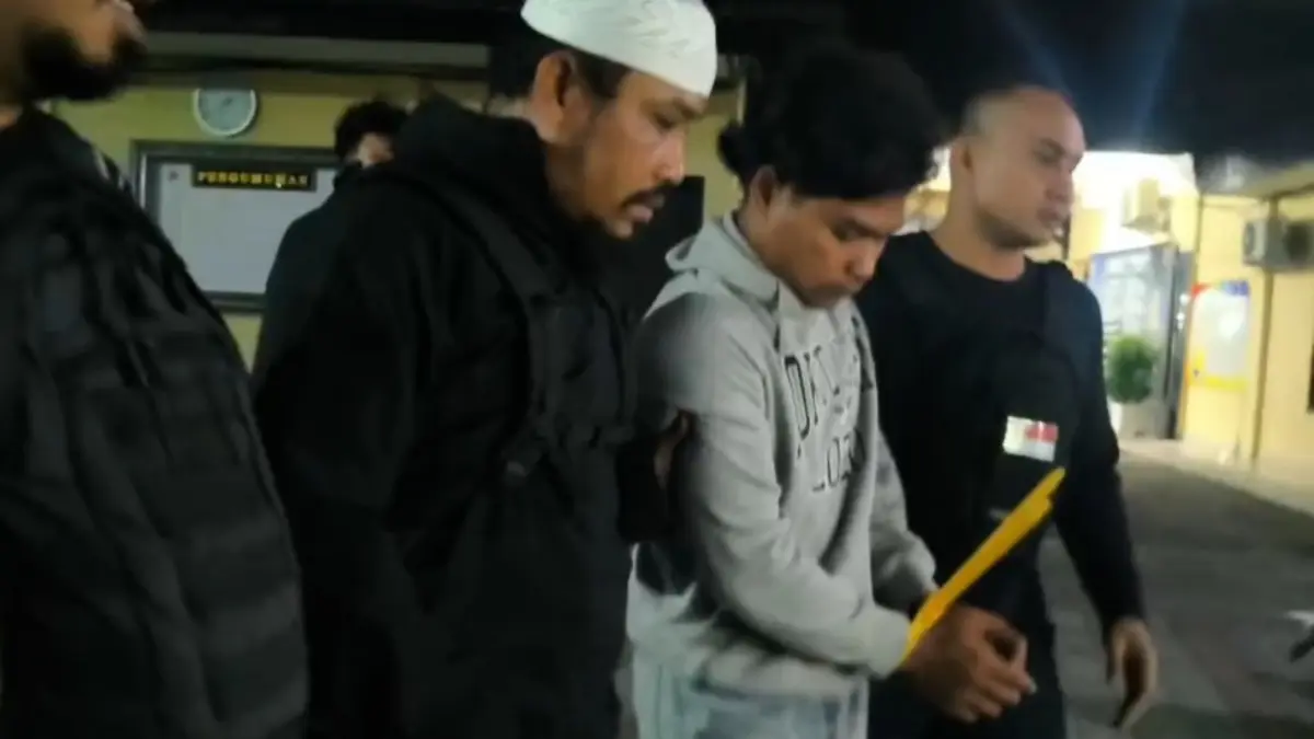 DITEMBAK: Pelaku pembunuhan mahasiswi Unram NDR berinisial H digiring ke ruang Jatanras Polresta Mataram, Rabu (29/7) malam. 