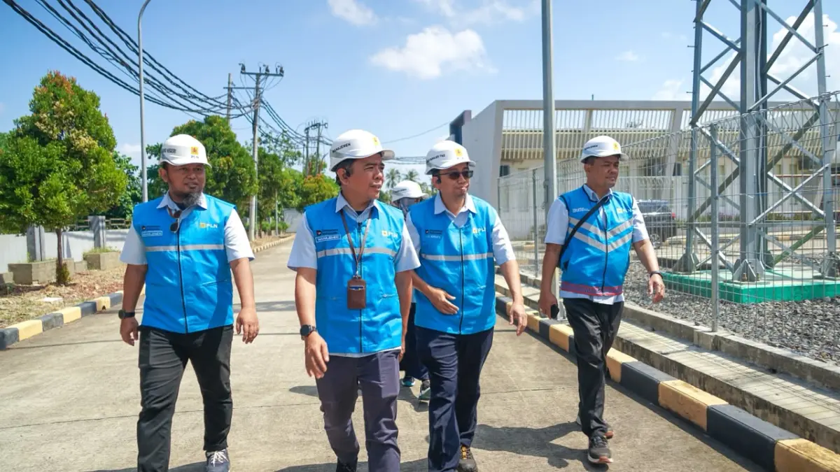 General Manager PLN UIW NTB Yondri Zulfadli (dua dari kiri) berkunjung ke Gardu Induk Mataram guna memantau langsung kesiapan infrastruktur, personel, peralatan, dan sistem operasional kelistrikan.