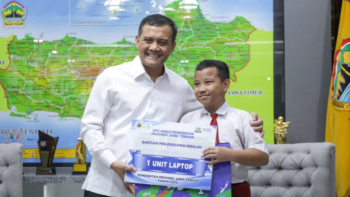 Gubernur Jawa Tengah Ahmad Luthfi memberikan sebuah laptop kepada Ibrahim Al Abrar, murid SD Negeri 3 Genengsari, Kecamatan Kemusu, Kabupaten Boyolali, yang berhasil memperoleh pengakuan dari Badan Penerbangan dan Antariksa Amerika Serikat (NASA).&nbsp;