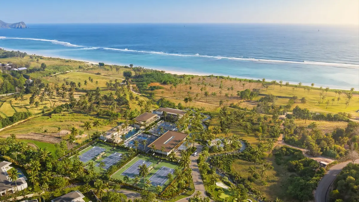 Inilah penampakan design Rafa Nadal Tennis Center yang akan hadir pertama kali di Asia Tenggara berlokasi di Samara Lombok, Selong Belanak, Praya Barat, Loteng akan hadir 2028 nanti. 