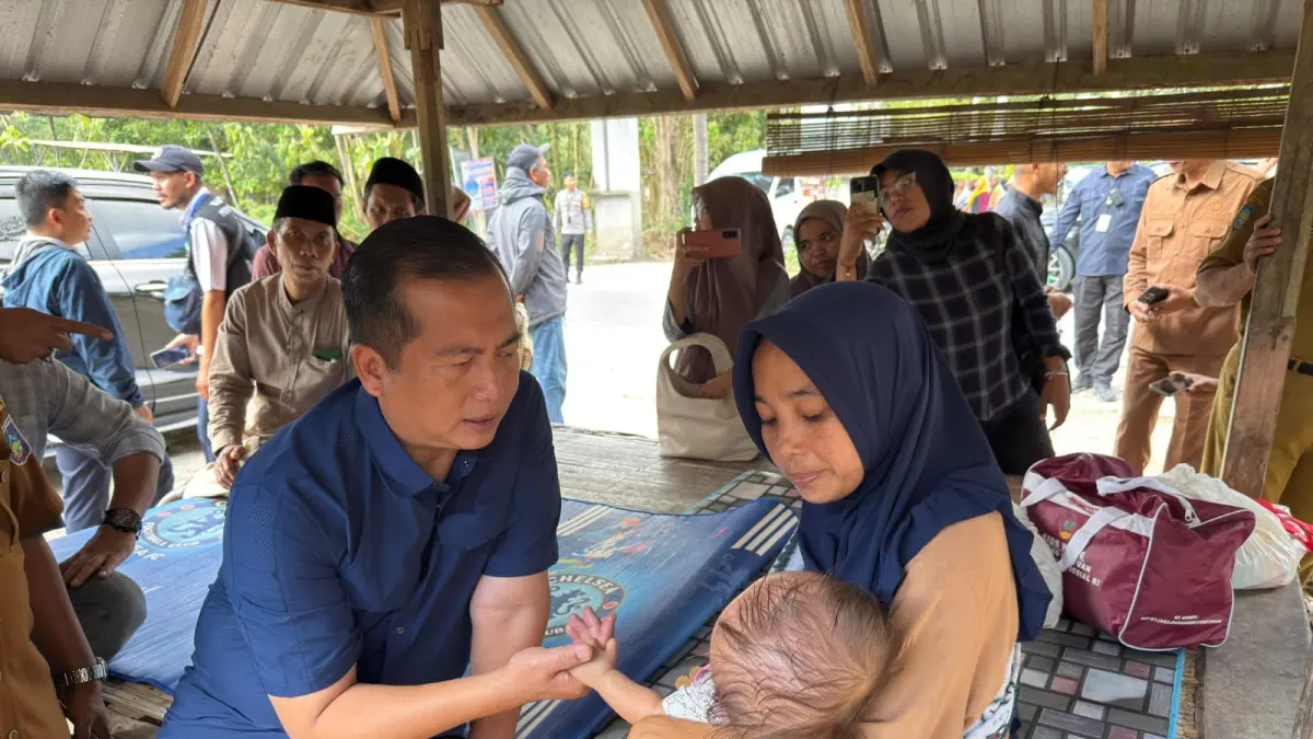 JENGUK: Gubernur NTB Lalu Muhamad Iqbal saat menjenguk kondisi Nadira Oktavani Putri, bayi berusia 8 bulan penderita hidrosefalus, di Dusun Kreak, Desa Pandan Indah, Kecamatan Praya Barat Daya, Lombok Tengah, Senin (27/7). (YUYUN/LOMBOK POST)