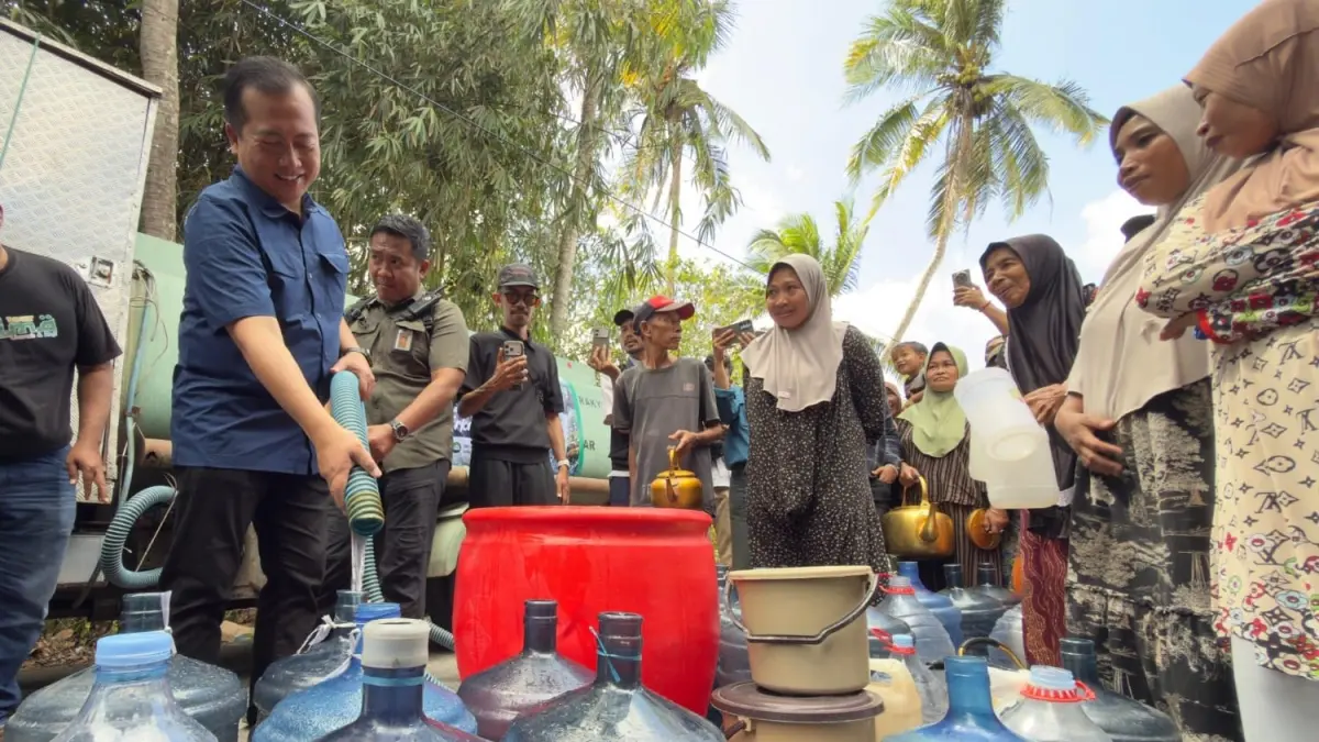KEBERLANGSUNGAN HIDUP: Gubernur NTB Lalu Muhamad Iqbal menyalurkan air bersih yang disaksikan sejumlah warga di Desa Mangkung, Kecamatan Praya Barat, Lombok Tengah, Senin (27/7). 