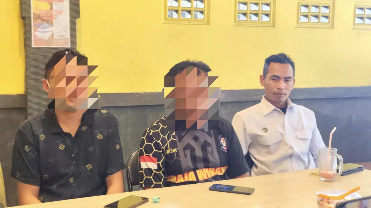 Kepala SPPG inisial S (kiri) bersama LH ayah terduga korban (tengah) berikan klarifikasi terkait viralnya video dugaan pelecehan admin SPPG di Kota Praya, Loteng, Selasa (28/7).