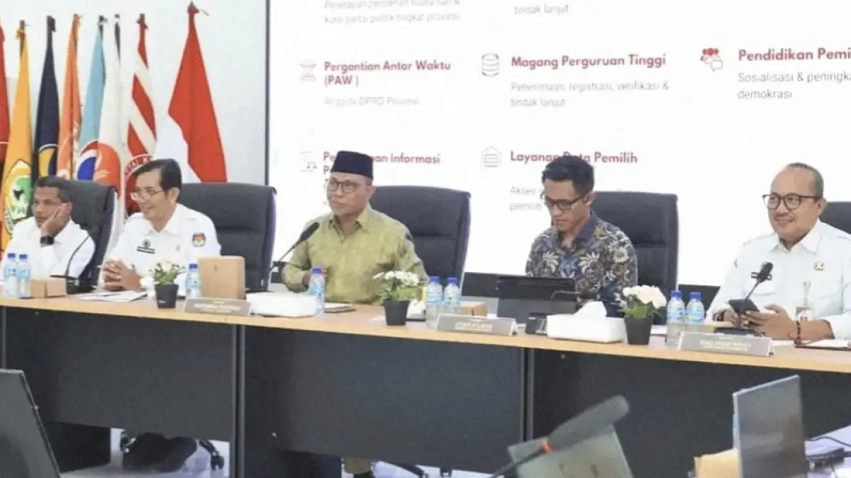Ketua KPU NTB Muhammad Khuwailid (pakai peci) memimpin pelaksanaan konsultasi publik dengan partai politik, akademisi, dan pemerhati pemilu KPU NTB, Senin (27/7).&nbsp;