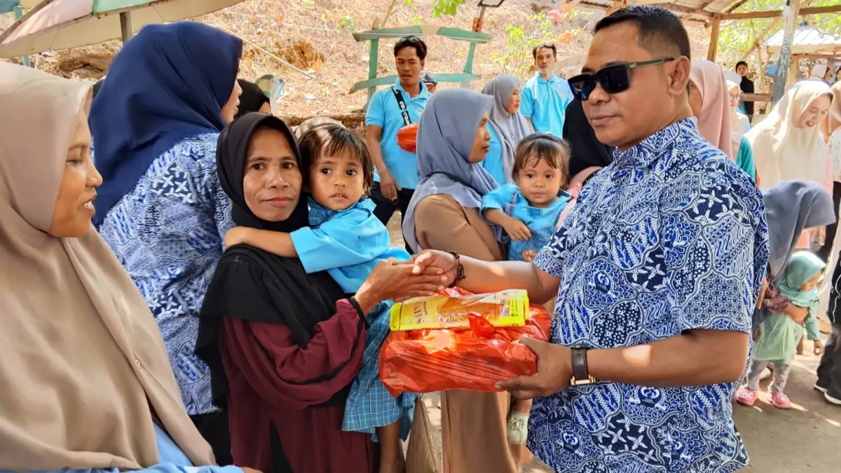 Ketua Panitia HUT IPeKB Bima M Fatwa menyerahkan bantuan kepada keluarga penerima manfaat, Selasa (28/7). (Istimewa/Lombok Post)