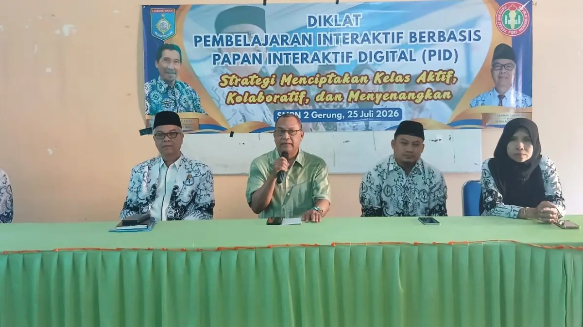 KOMPETENSI GURU: Plh Kepala Dikbud Lobar Haerudin (pegang mik) pada diklat PID untuk memperkuat kompetensi guru di era digital di SMPN 2 Gerung, pekan lalu.