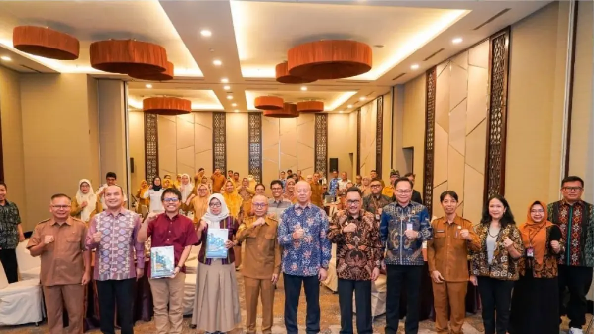 LOKAKARYA: Sekda NTB Abul Chair (lima dari kiri) bersama Sekretaris BSKDN Kemendagri Dr. Noudy R.P. Tandean dan peserta Dialog Kebijakan dan Lokakarya Penulisan Policy Brief yang digelar di Mataram, Selasa (28/7). (DISKOMINFOTIK NTB/LOMBOK POST)