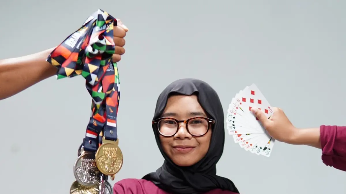 Mahasiswi Farmasi UMMAT Aisya Maya Salsabila meraih perak bridge beregu campuran pada Porprov NTB 2026.