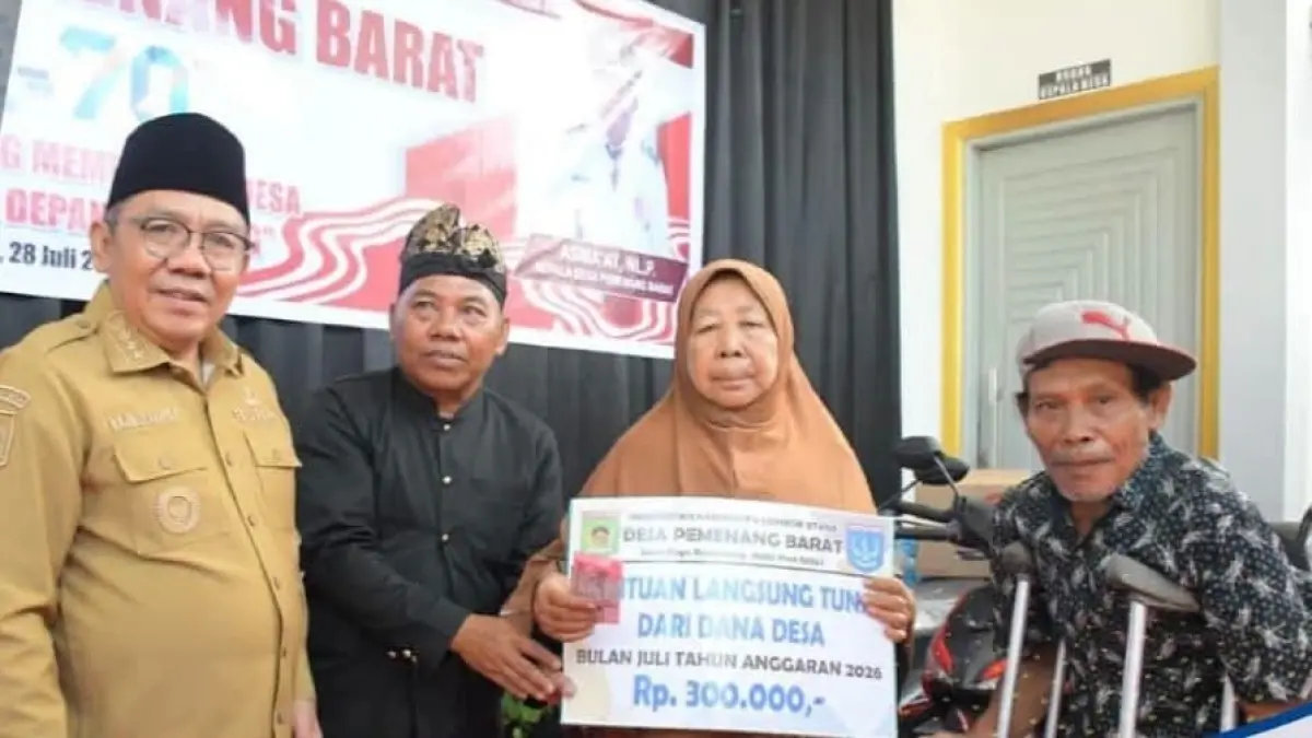 MOMEN HUT: Kade Pemenang Barat (dua dari kiri) menyerukan BLT kepada warga, dengan disaksikan bupati (kiri).
