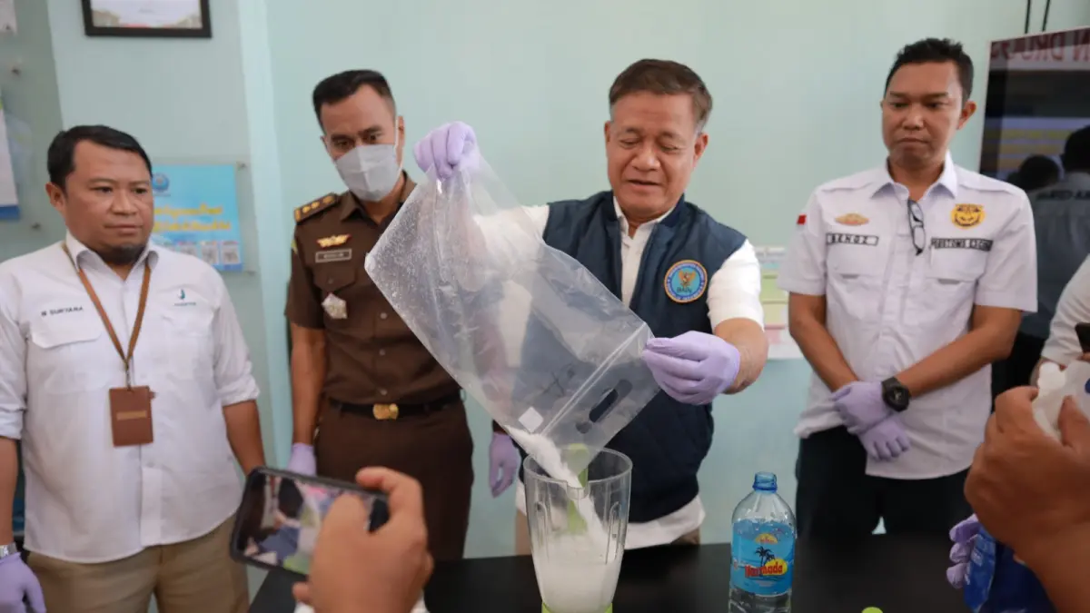 MUSNAHKAN BARANG BUKTI: Kepala BNN NTB Brigjen Pol Marjuki (dua dari kanan) memusnahkan barang bukti sabu yang diselundupkan dari Malaysia di kantor BNN NTB, Rabu (29/7). (HARLI/LOMBOKP0ST) 