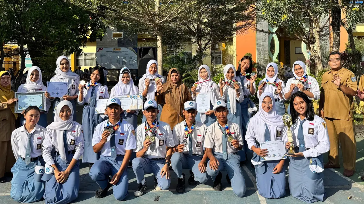 PANEN MEDALI: Siswa SMAN 3 Mataram yang meraih medali ajang Porprov NTB 2026 foto bersama kepala sekolah dan guru di lapangan sekolah setempat, Senin (27/7).