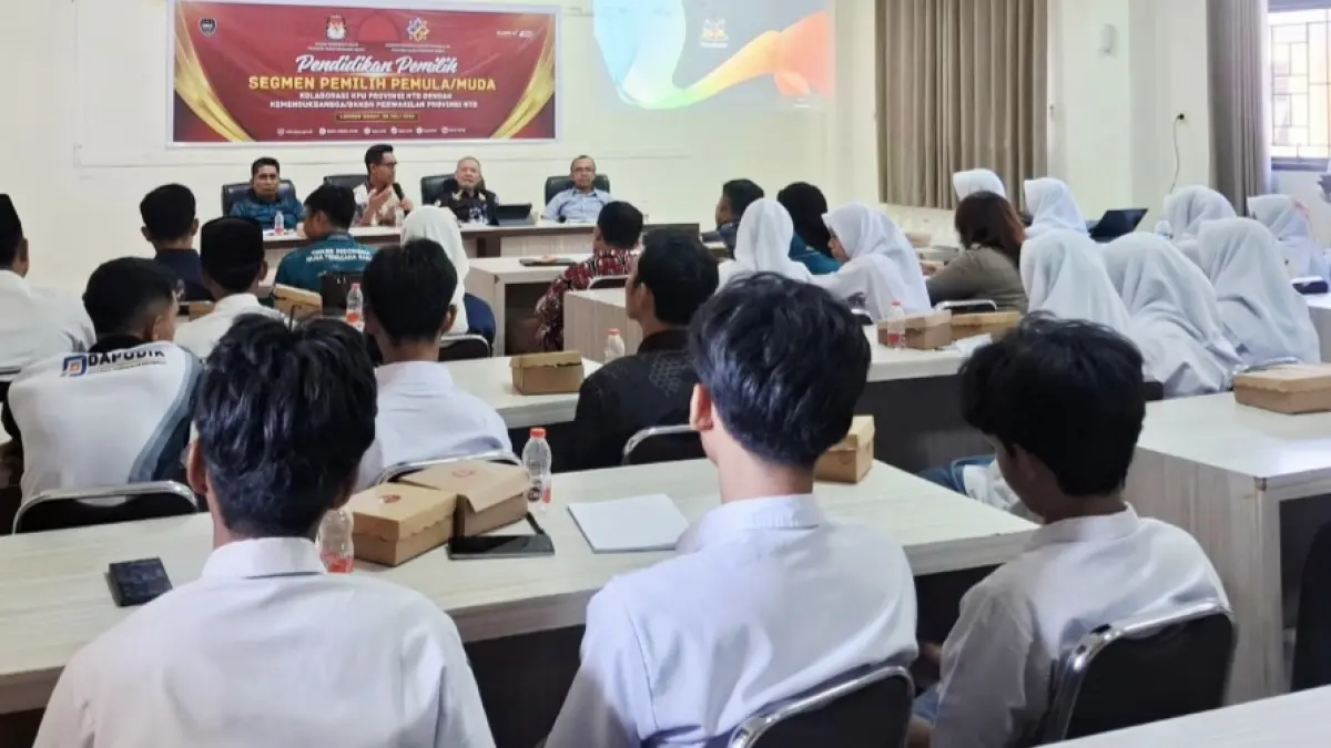 Para pelajar SMA/SMK mengikuti pendidikan pemilih yang digelar KPU NTB bersama BKKBN NTB, Selasa (28/7). Hadir Komisioner KPU NTB Bukhari dan Agus Hilman serta Kepala Perwakilan BKKBN Provinsi NTB Lalu Makripuddin.&nbsp;