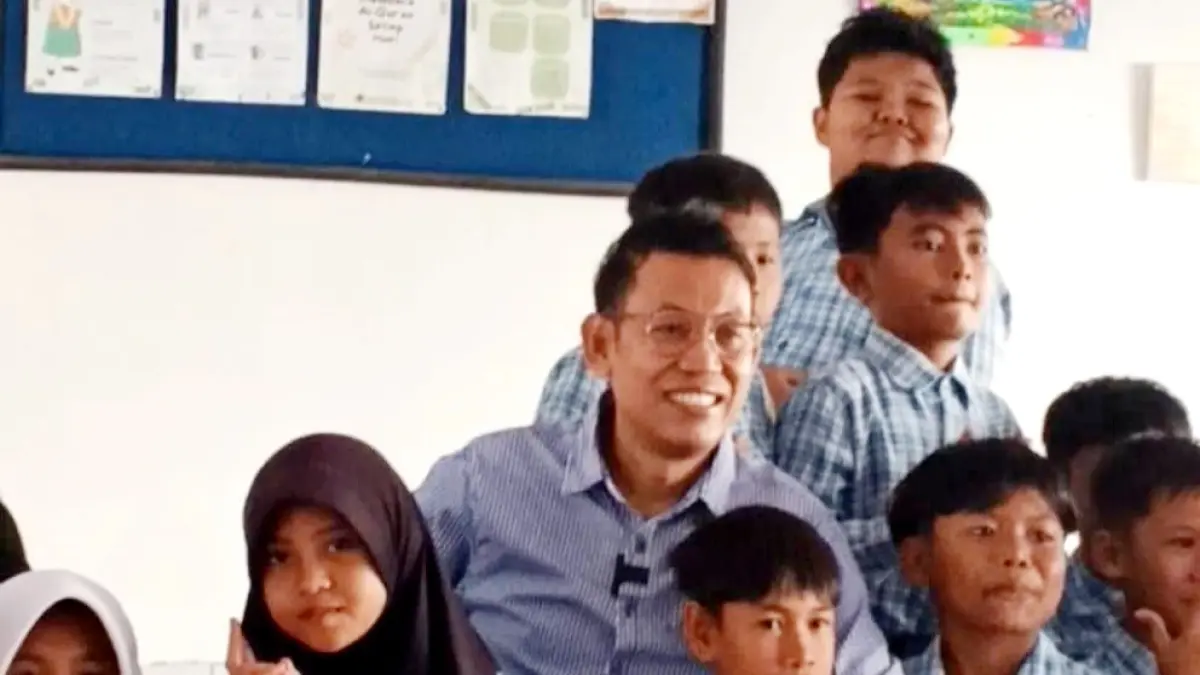 PEDULI PENDIDIKAN: Anggota DPRD Lombok Barat Dr. Syamsuriansah saat bersama sejumlah siswa di salah satu SD Lombok Barat.